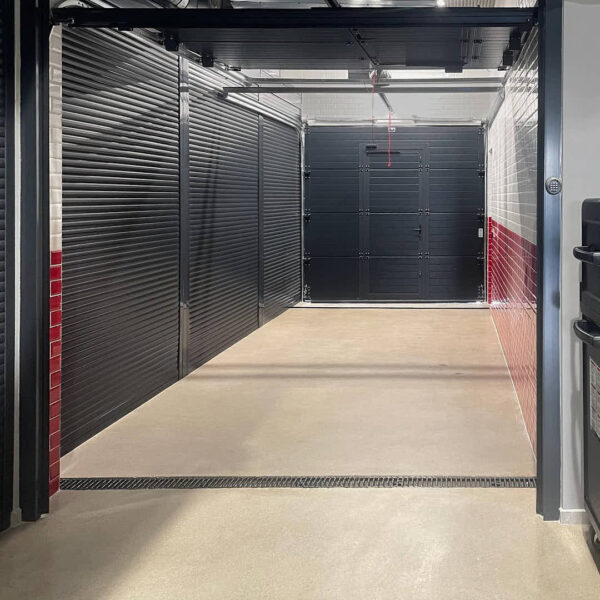 Acceso de carga con zona de descarga cubierta para equipos y material en Estudio Equilátero, Las Rozas de Madrid.