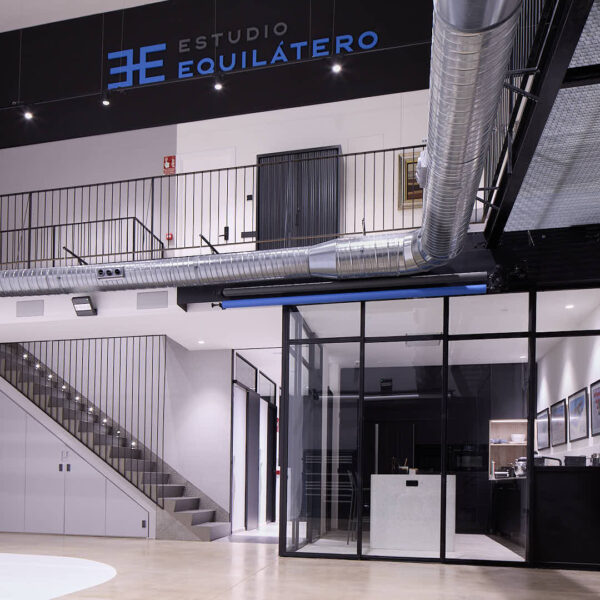 Office-cocina con cerramiento acristalado junto al estudio fotográfico de Estudio Equilátero en Las Rozas de Madrid.