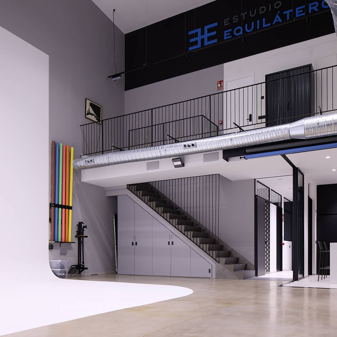 Ciclorama con office-cocina integrado y acceso a la galería superior en Estudio Equilátero, Las Rozas de Madrid.