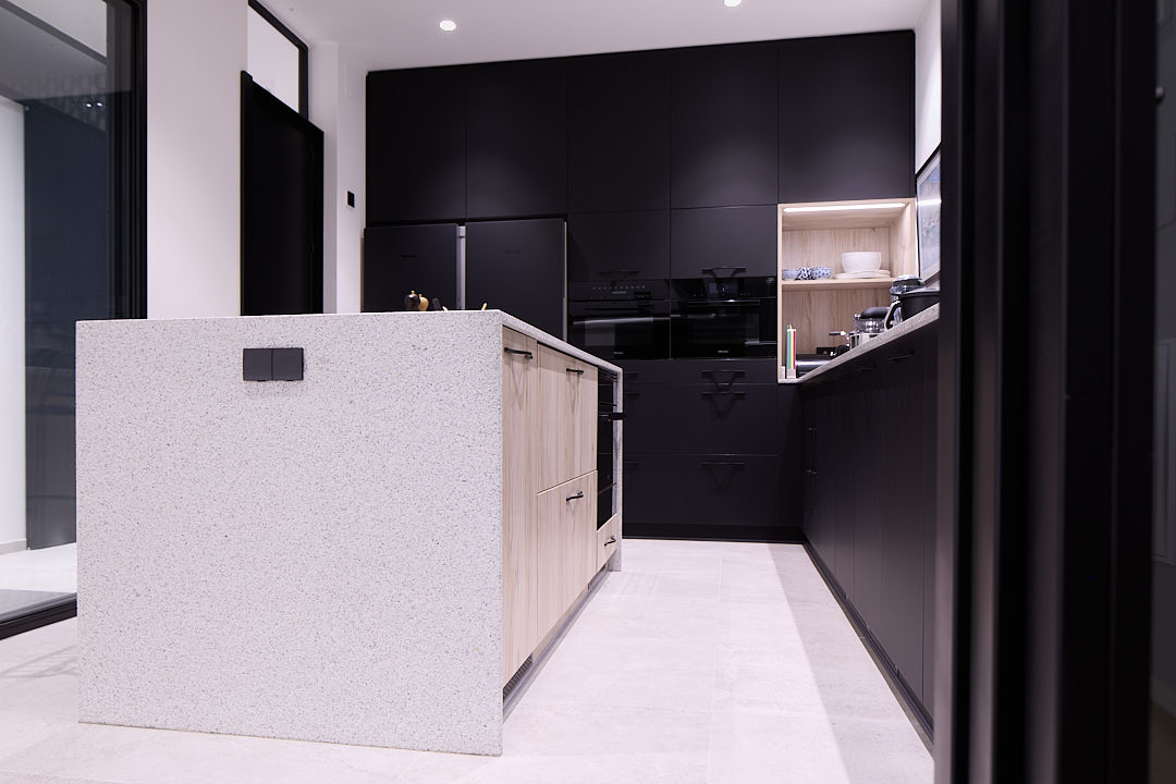 Office-cocina equipada con isla central y electrodomésticos para apoyo a producciones fotográficas y audiovisuales en Estudio Equilátero.