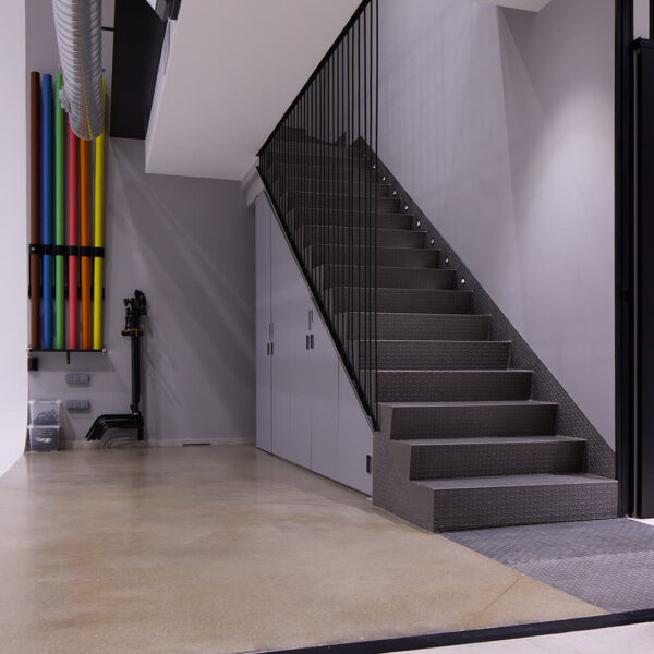 Escalera de acceso a la galería superior y fondos de cartulina de colores en Estudio Equilátero, Las Rozas de Madrid.