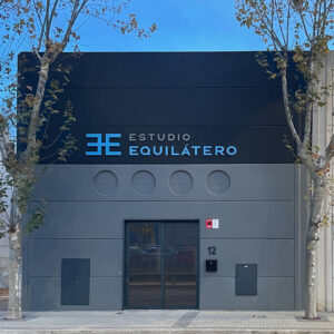 Fachada principal y acceso a Estudio Equilátero, estudio fotográfico en alquiler en Las Rozas de Madrid.