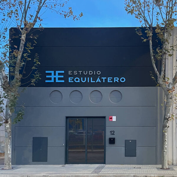 Fachada principal y acceso a Estudio Equilátero, estudio fotográfico en alquiler en Las Rozas de Madrid.